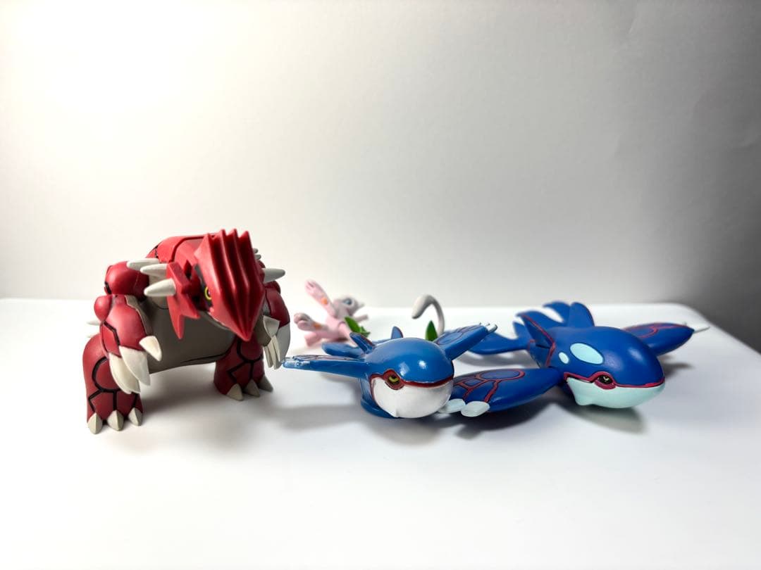 グラードン　カイオーガのフィギュア