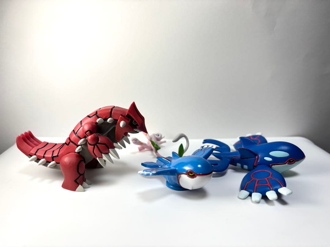 グラードン　カイオーガのフィギュア