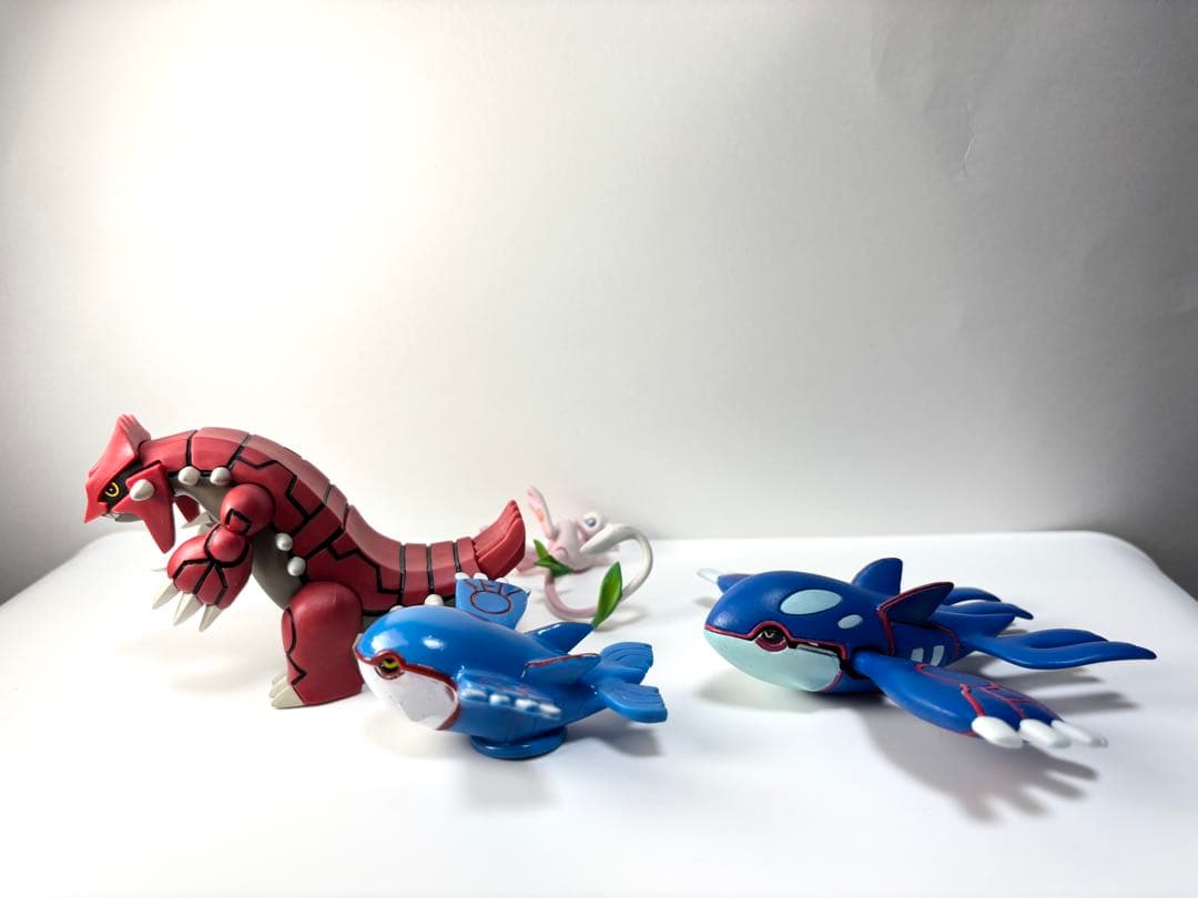 グラードン　カイオーガのフィギュア