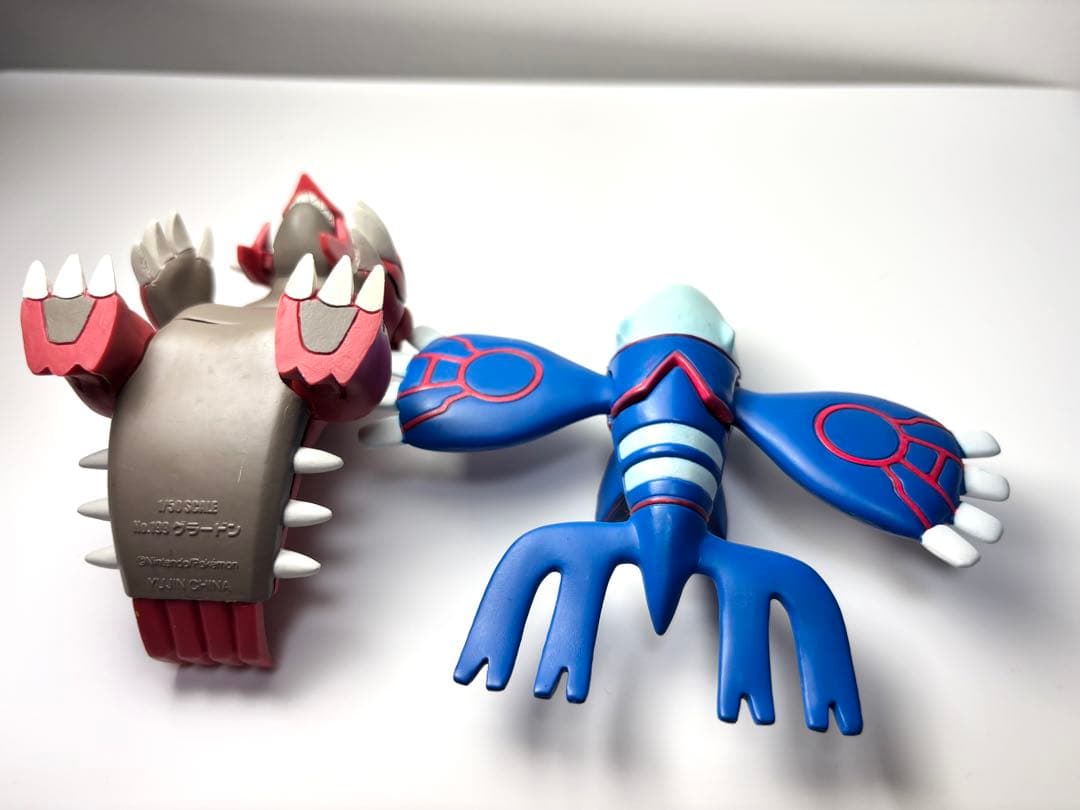 グラードン　カイオーガのフィギュア