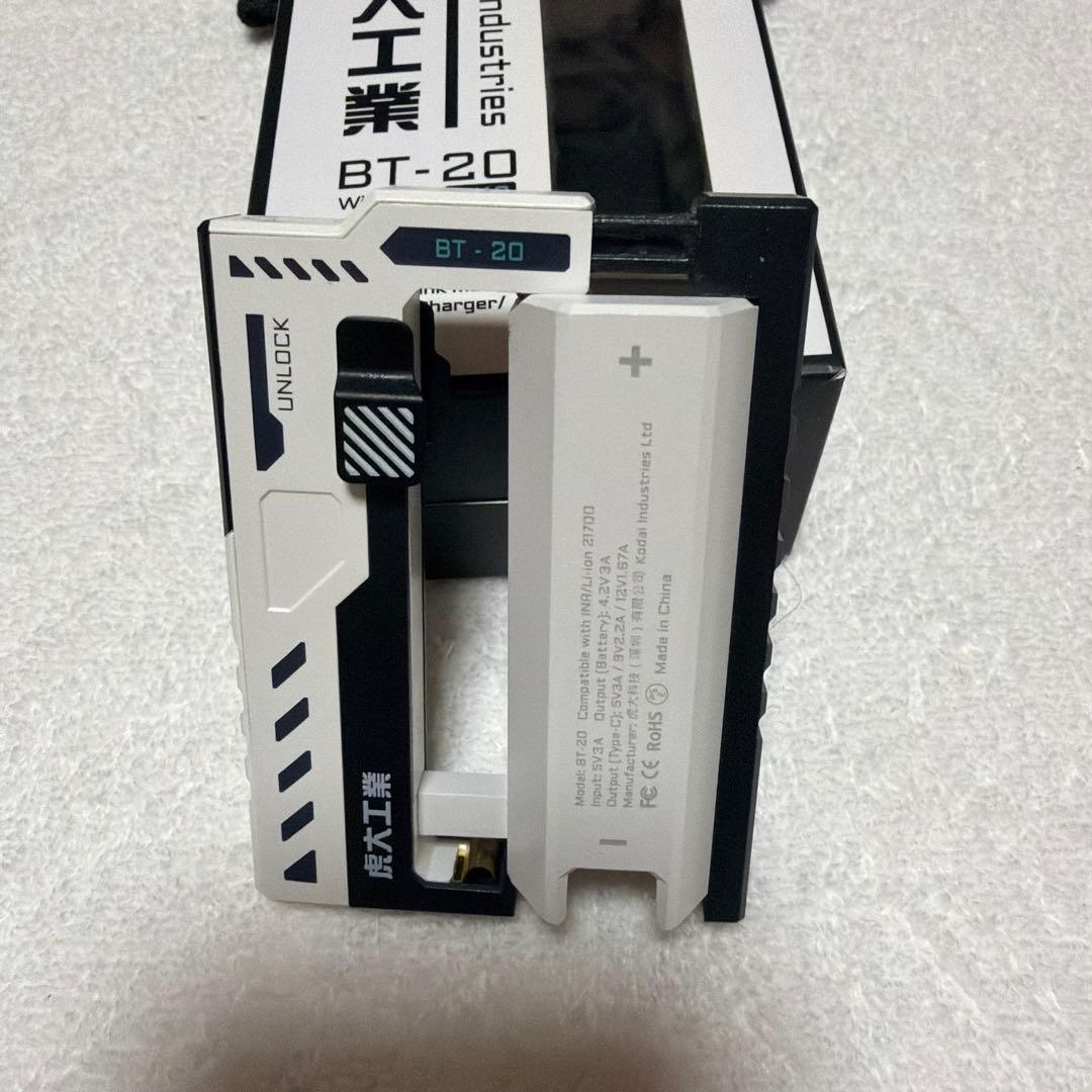 虎大工業モバイルバッテリー　& XTAR VC8充電器　バッテリー8本付き