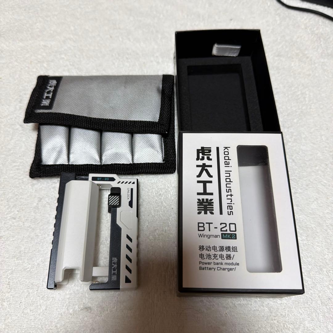 虎大工業モバイルバッテリー　& XTAR VC8充電器　バッテリー8本付き