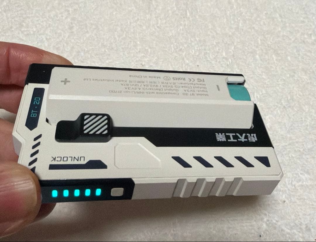 虎大工業モバイルバッテリー　& XTAR VC8充電器　バッテリー8本付き