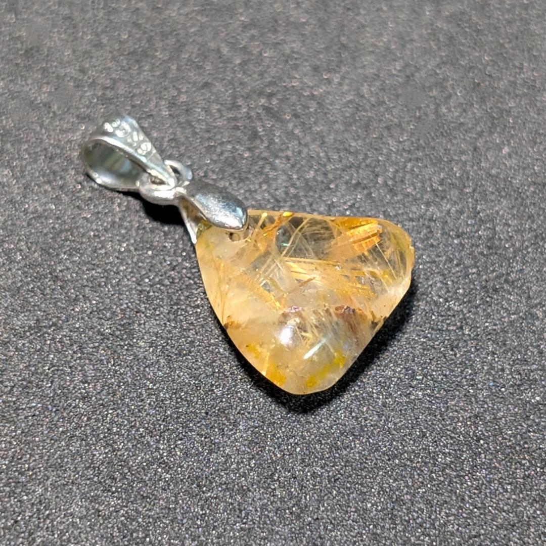 一点物【トライアングルスタールチル】最強ペンダント 太陽放射ルチル 18KGP