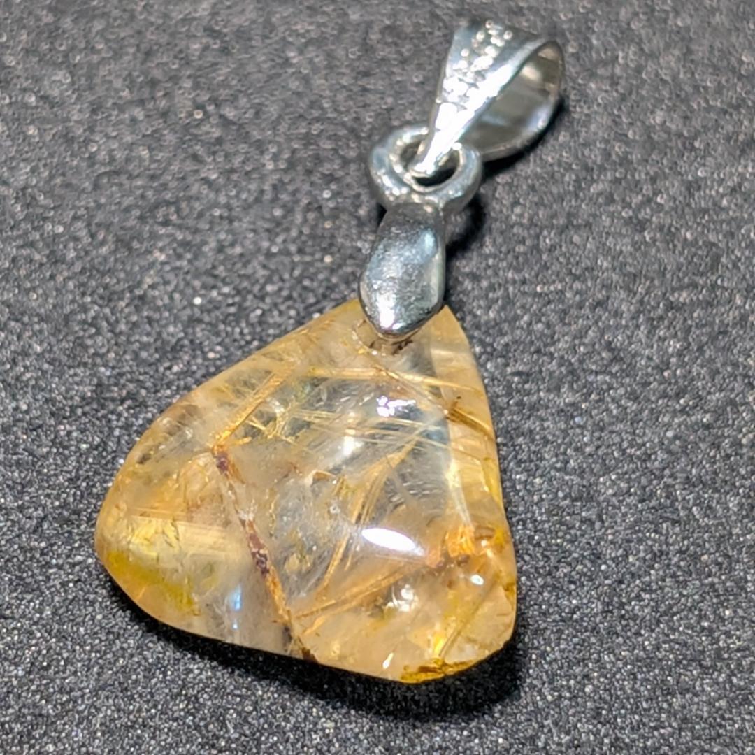 一点物【トライアングルスタールチル】最強ペンダント 太陽放射ルチル 18KGP