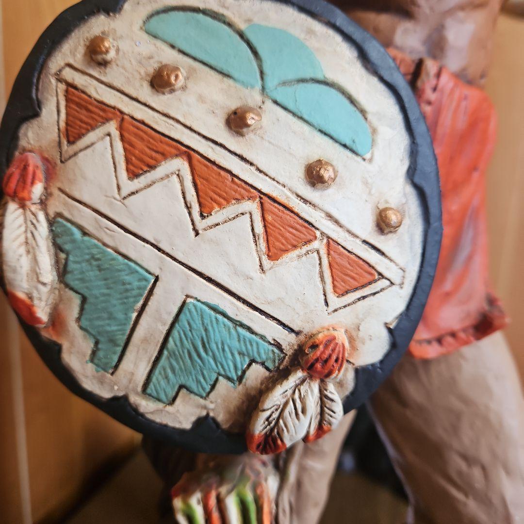 ネイティブアメリカン（インディアン）をモチーフにした大型フィギュアです。