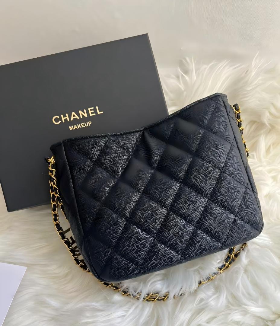 ノベルティ　ショルダーバッグ　ブラック　ゴールドチェーン