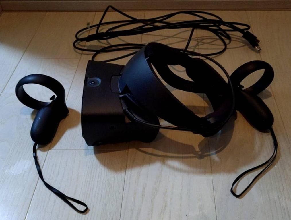  Rift S VRヘッドセット 本体とコントローラー