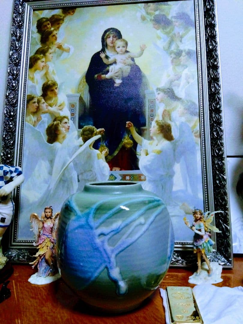 葉模様の青緑陶器花瓶.裏面に作家サイン有ります