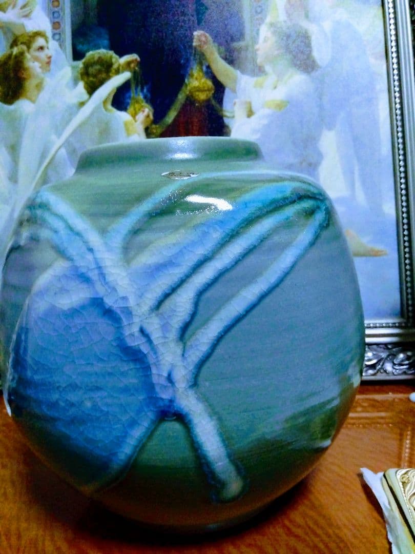 葉模様の青緑陶器花瓶.裏面に作家サイン有ります