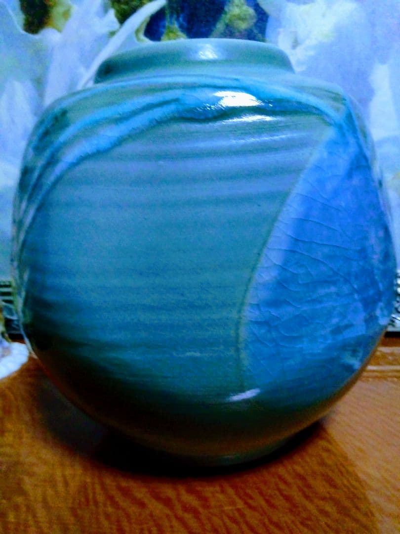 葉模様の青緑陶器花瓶.裏面に作家サイン有ります
