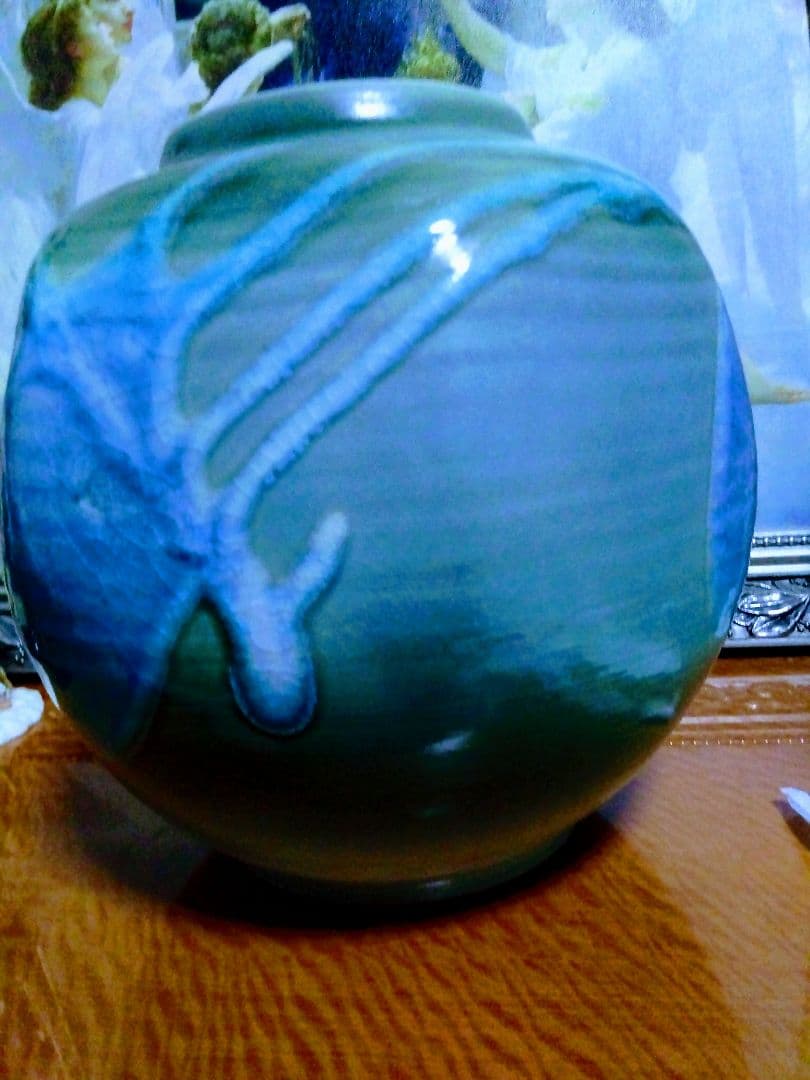 葉模様の青緑陶器花瓶.裏面に作家サイン有ります