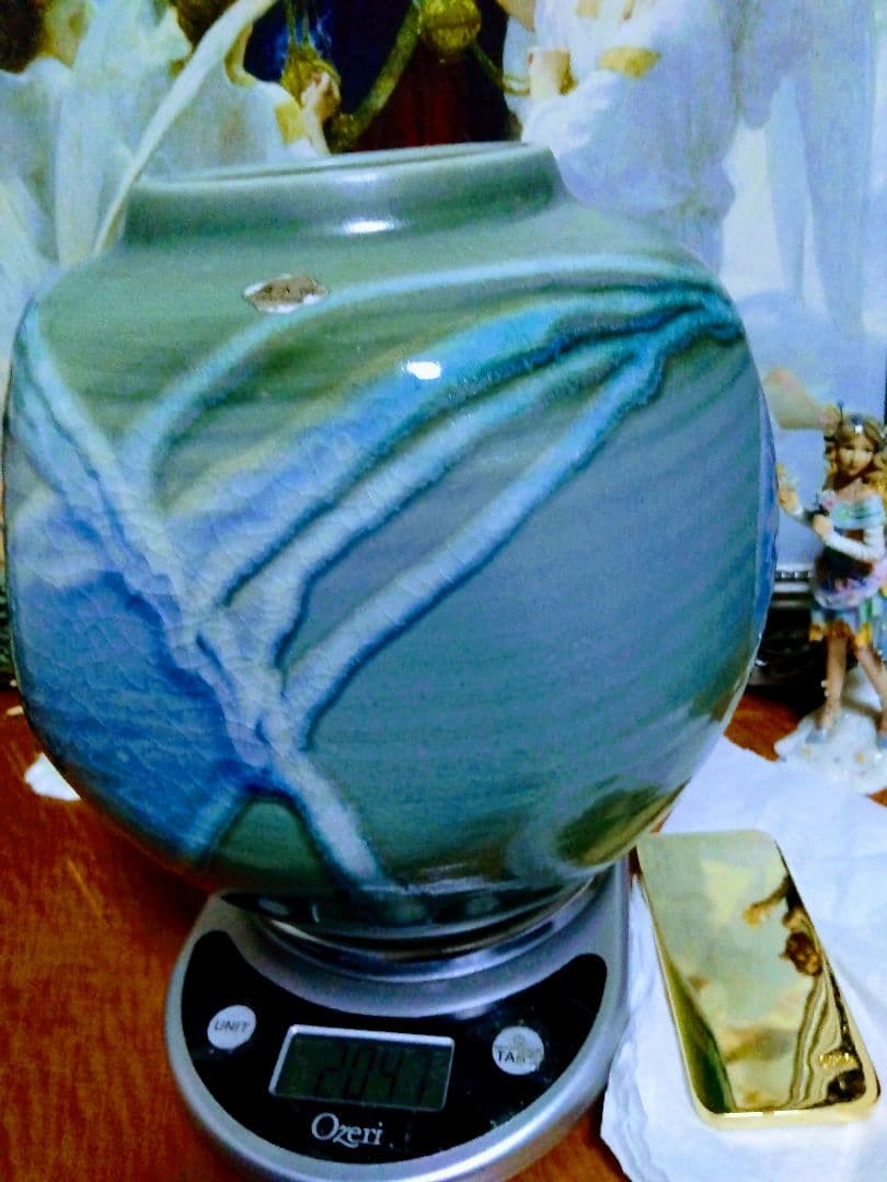 葉模様の青緑陶器花瓶.裏面に作家サイン有ります