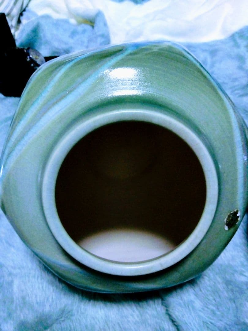 葉模様の青緑陶器花瓶.裏面に作家サイン有ります