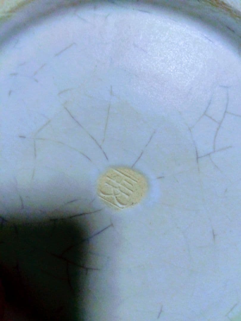 葉模様の青緑陶器花瓶.裏面に作家サイン有ります