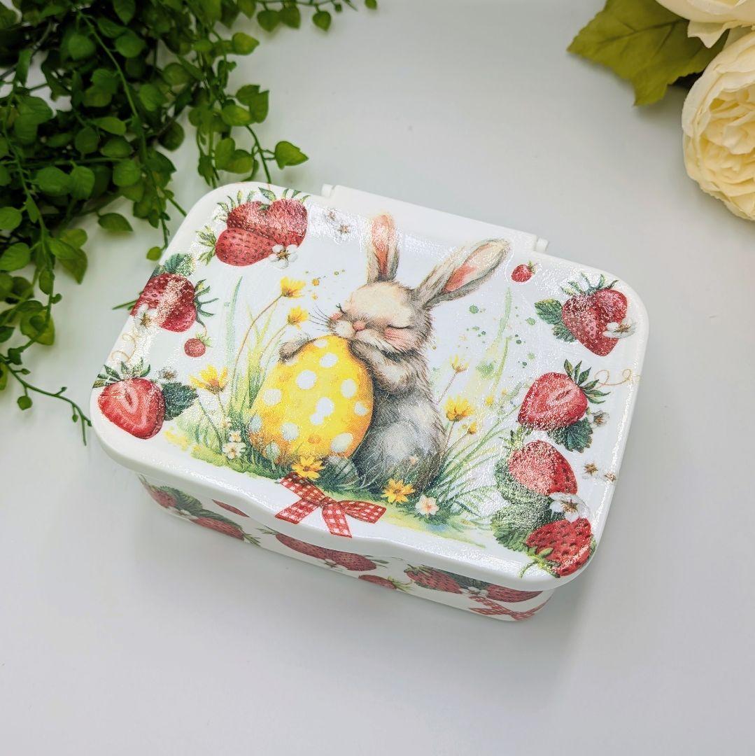 お掃除シートケース パスクワーレの夢うさぎ 苺柄 デコパージュ ハンドメイド