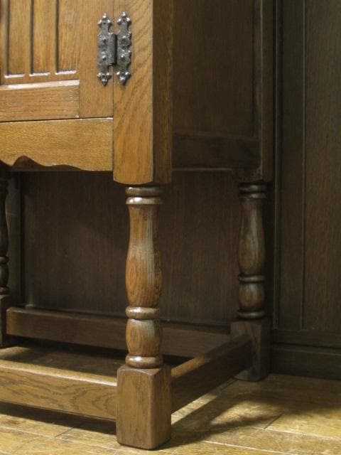 英国 クラシック サイドキャビネット 木彫刻 オーク サイドテーブル