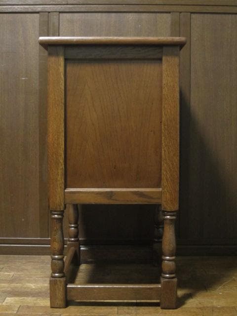 英国 クラシック サイドキャビネット 木彫刻 オーク サイドテーブル