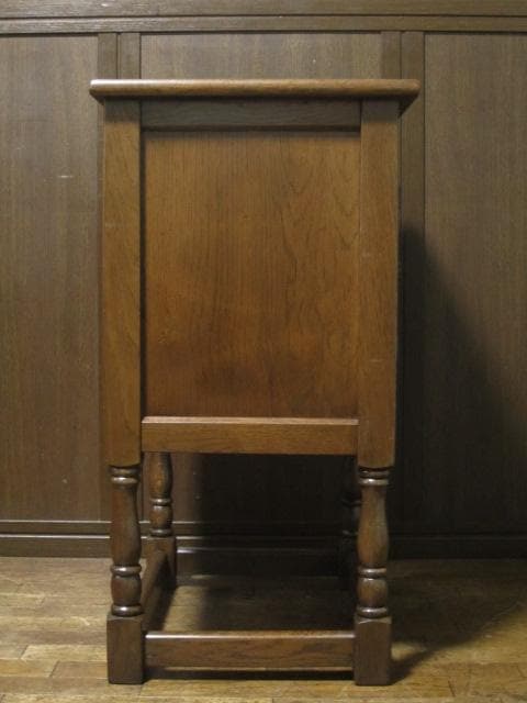 英国 クラシック サイドキャビネット 木彫刻 オーク サイドテーブル