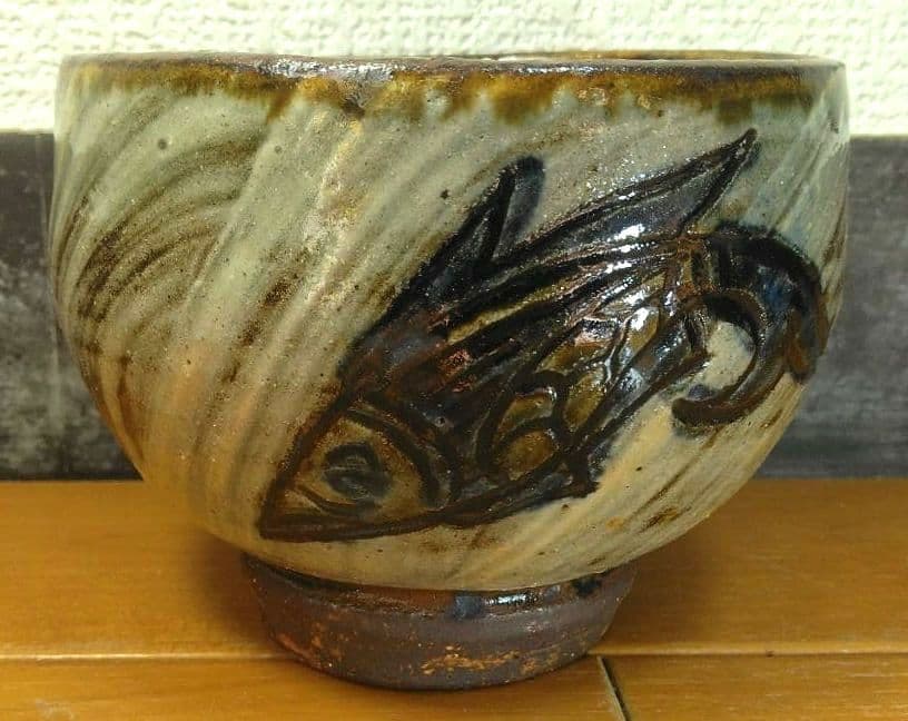 最上作 人間国宝 金城次郎 茶碗(魚紋刷毛目茶碗) 栞 共布 共箱 無傷 壷屋焼