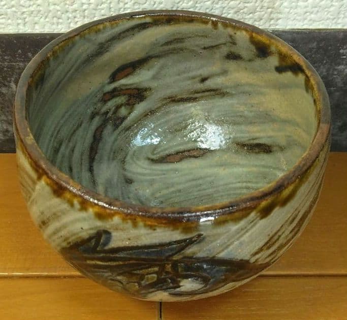 最上作 人間国宝 金城次郎 茶碗(魚紋刷毛目茶碗) 栞 共布 共箱 無傷 壷屋焼
