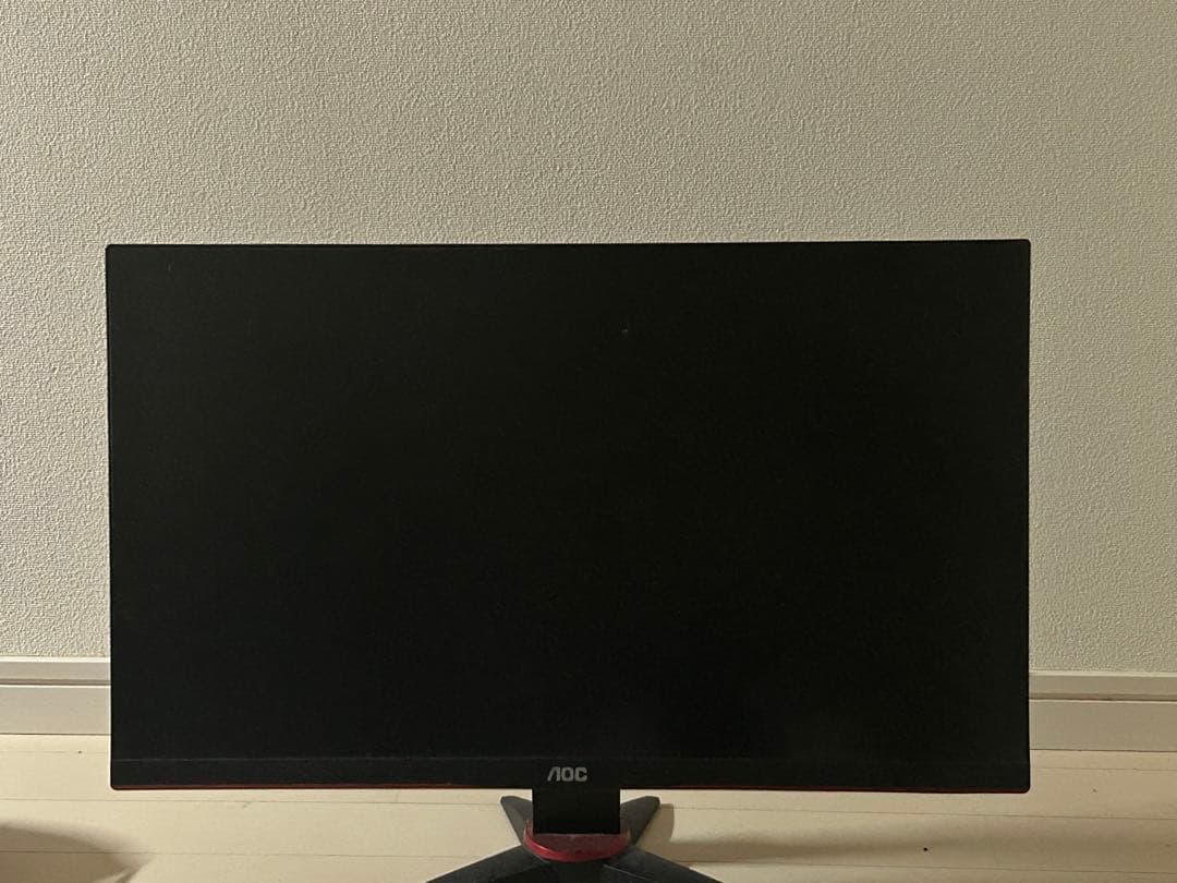 AOC 24インチ モニター 赤いアクセント付き