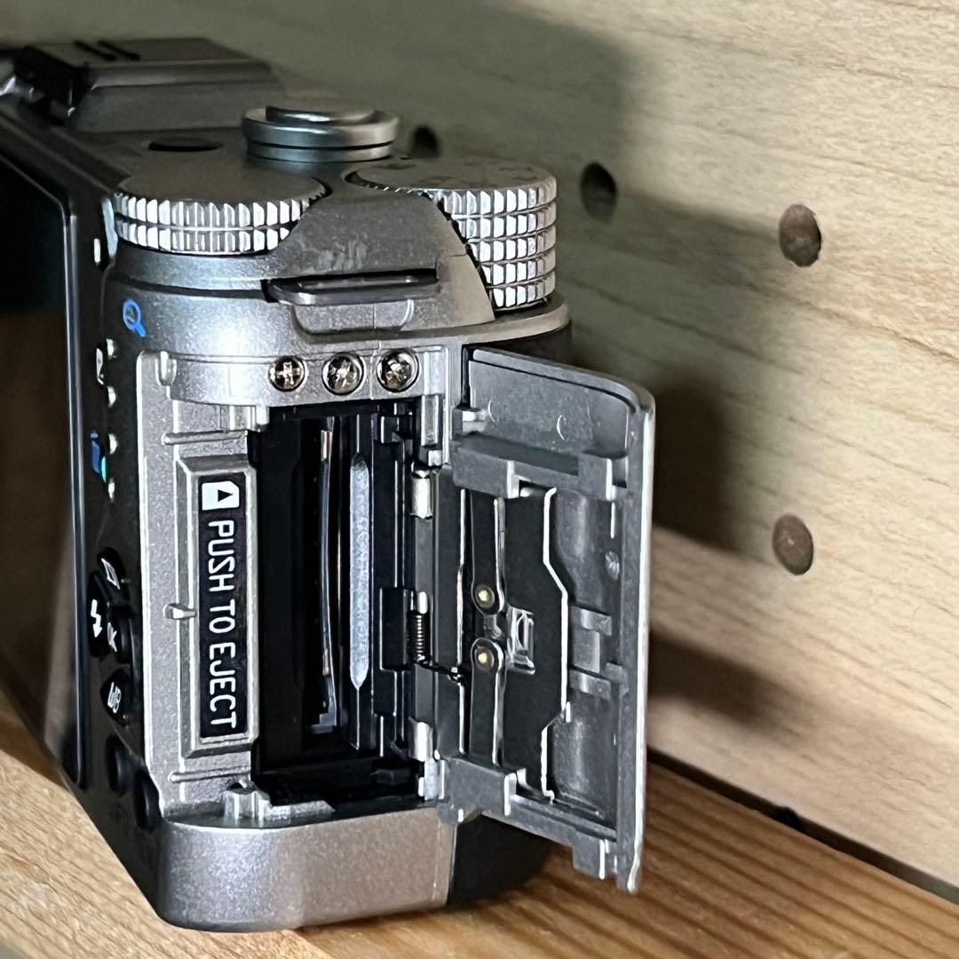 期間限定お値下げ中！！ PENTAX Q10 ミラーレス一眼 ボディ シルバー