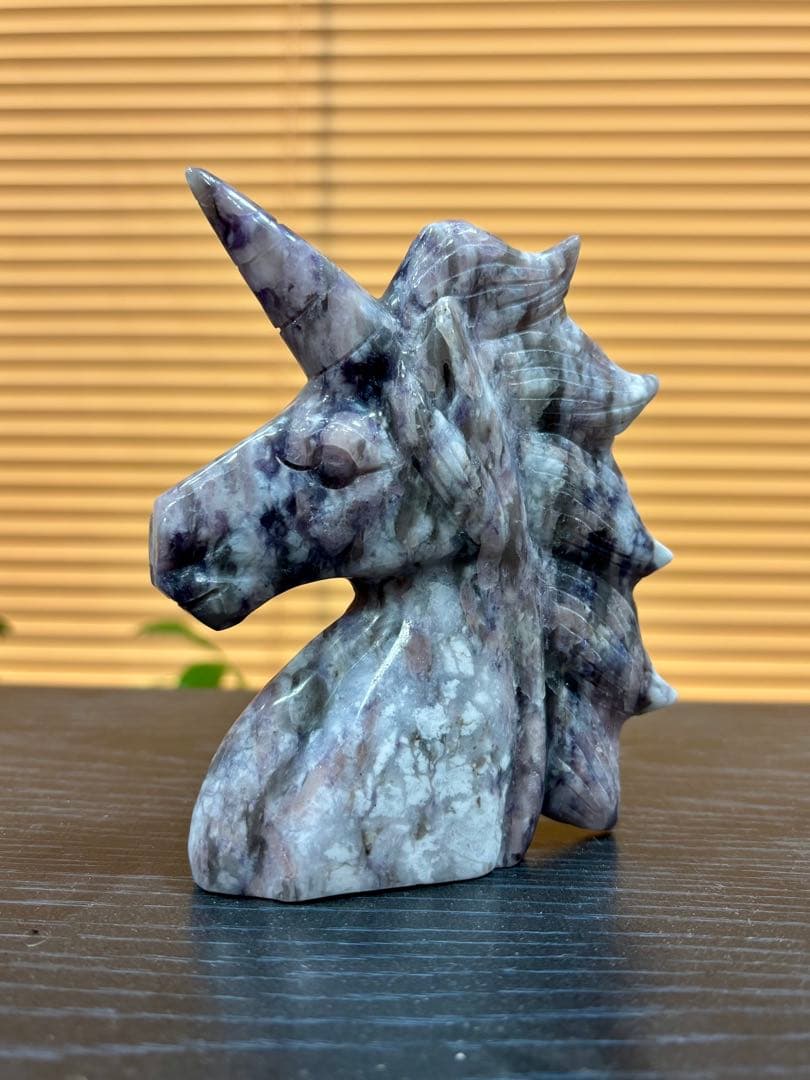 梅花トルマリン　ユニコーンのカービング　436g この石のカービングはレア