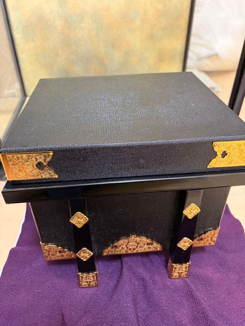 京甲冑 竹麻呂作 兜飾り 五月人形 本水晶・正絹・白檀塗 ガラスケース入り