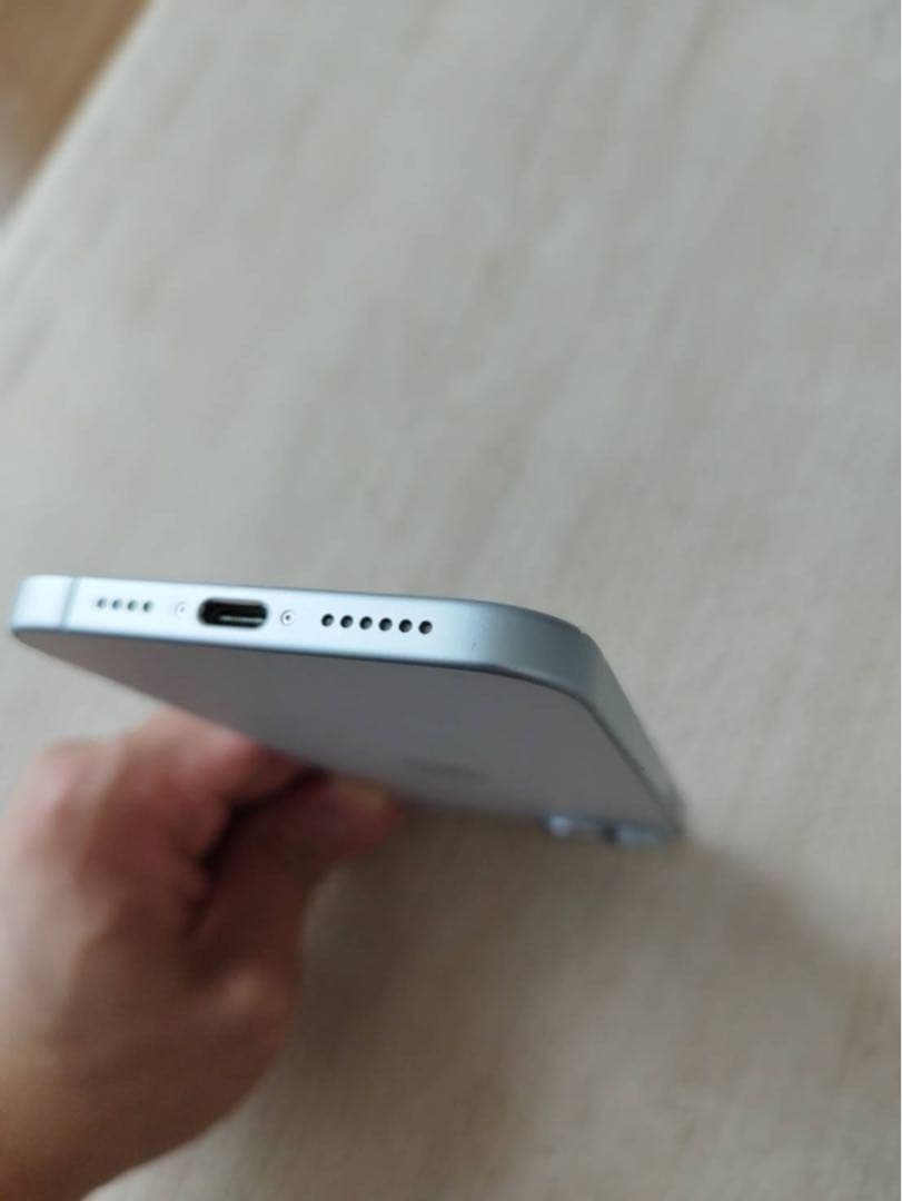 Apple iPhone 15plus 背面割れ