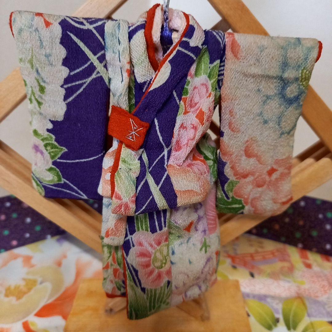 御所人形\"童”と菱形衝立に掛けたミニ縮緬一つ身晴着