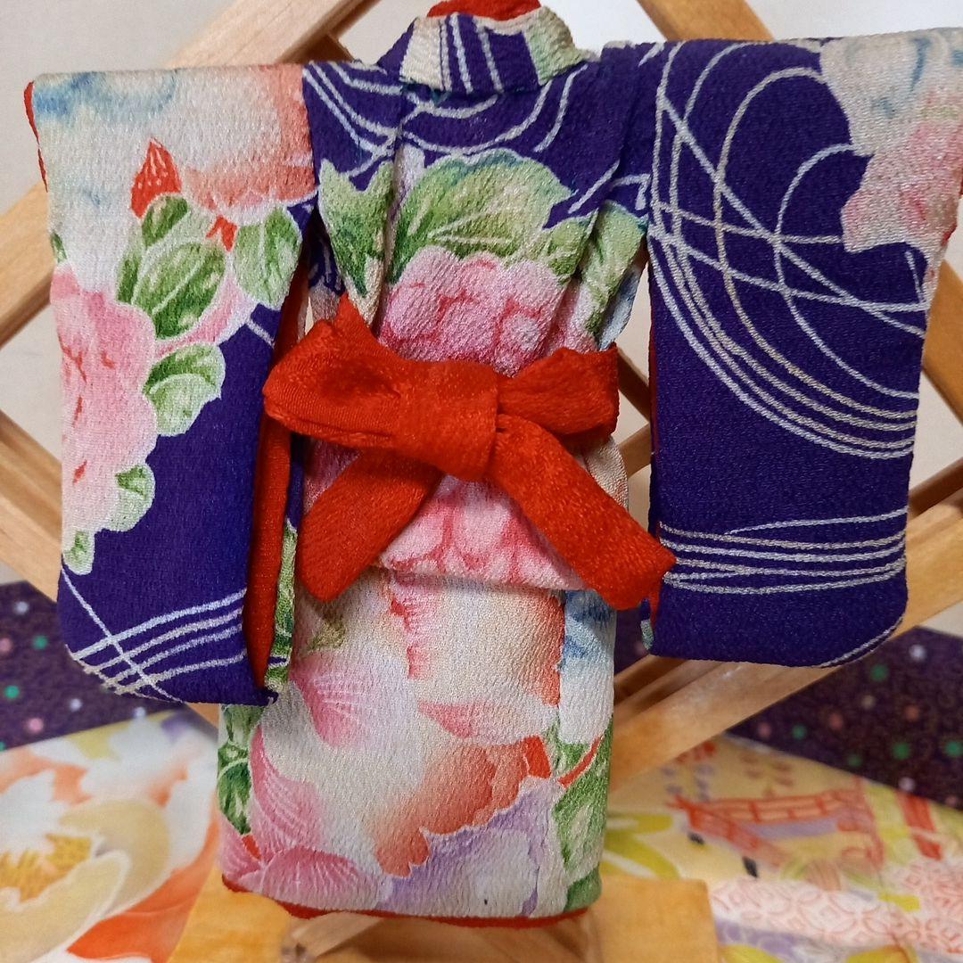 御所人形\"童”と菱形衝立に掛けたミニ縮緬一つ身晴着