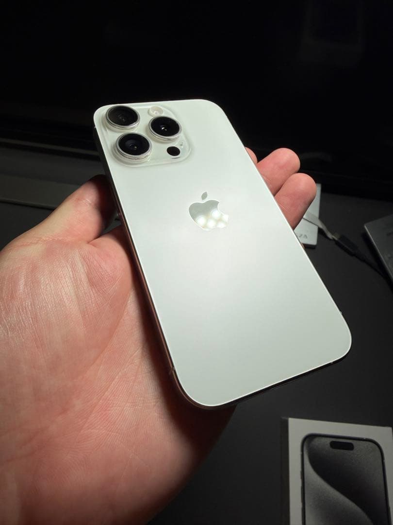 Apple iPhone 15 Pro 本体 ホワイトチタニウム