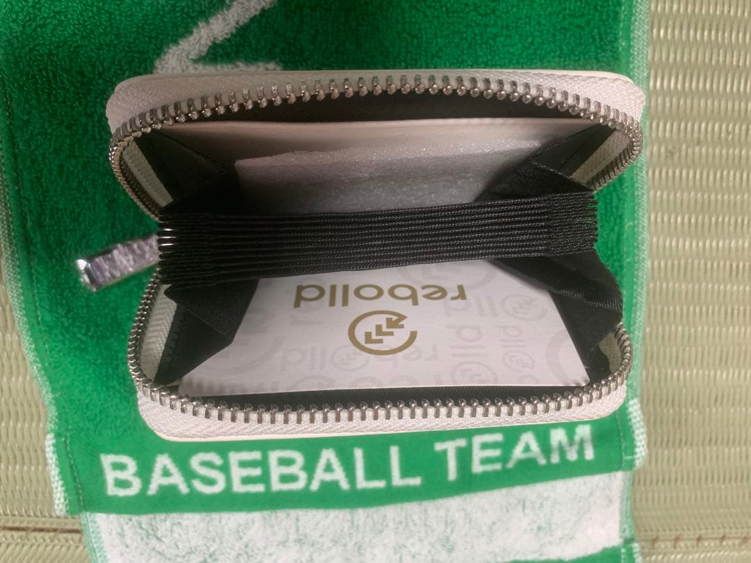 野球ボールの革を使用したお財布、カード9枚収納可能。カードウォレットです。﻿