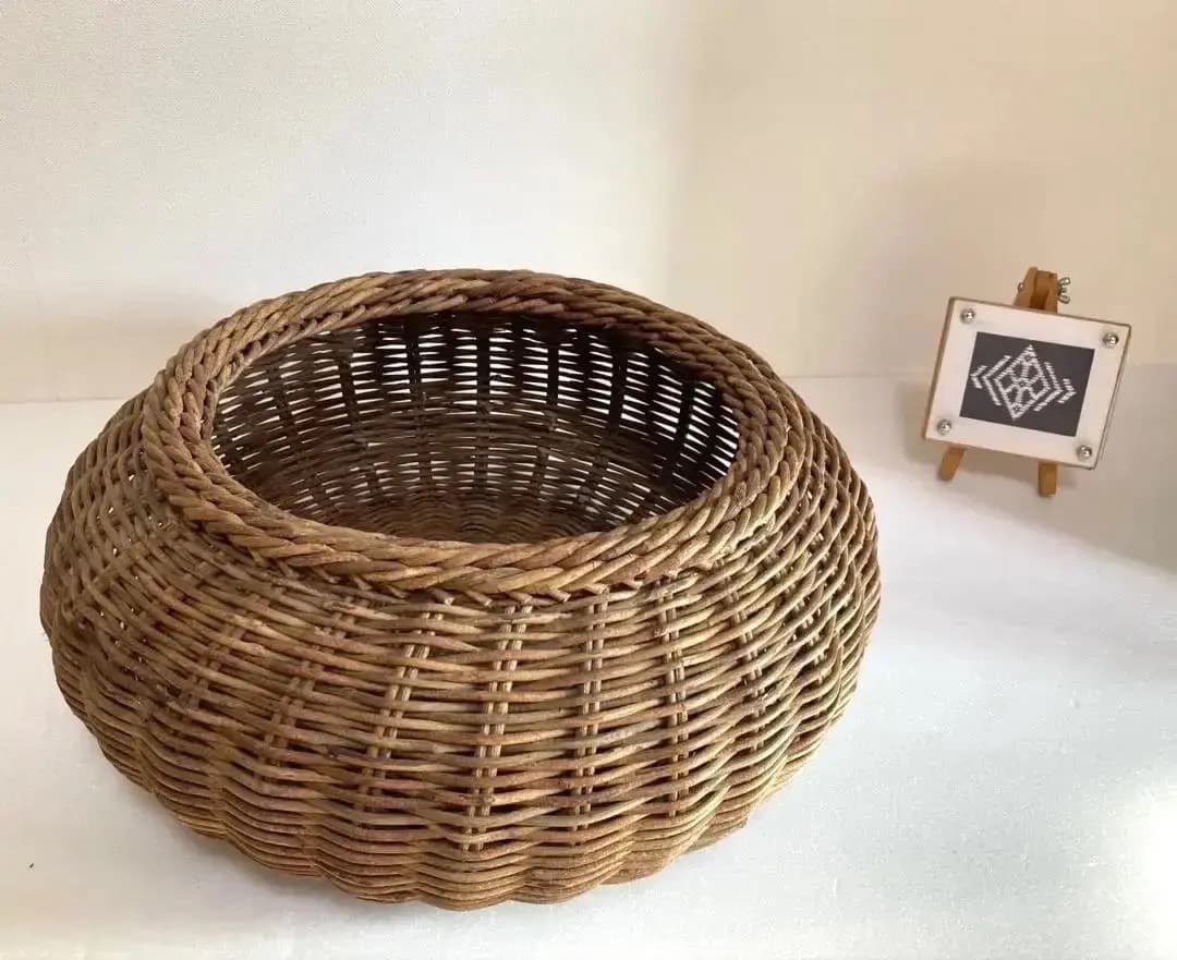 アートな籠 あけび蔓細工 並み編 端正な胴張り型 レアデザイン 津軽の伝統工芸品