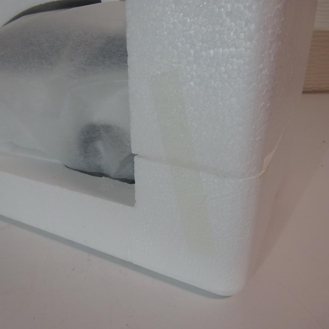 0305Y ボルボ XC60 1/18ミニカー ホワイト