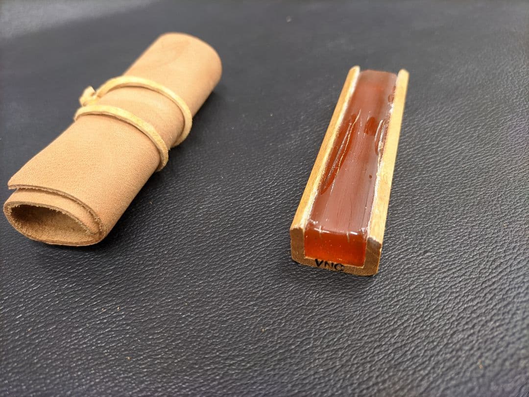 レザーウッドベスポークロジン VNC