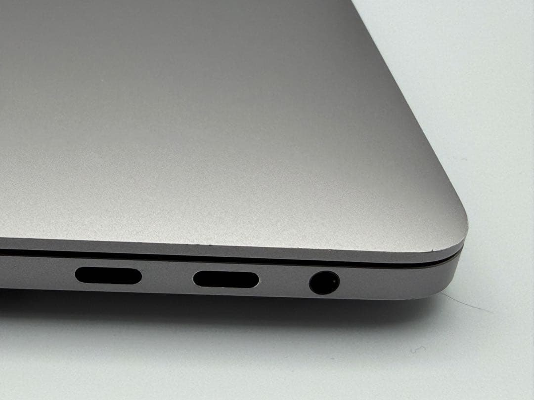 MacBook Pro 2019/ i7 6コア/16GB/ 555X 4GB