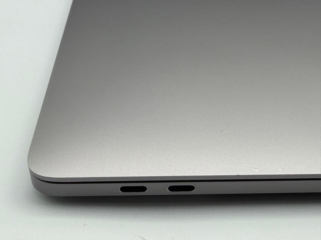 MacBook Pro 2019/ i7 6コア/16GB/ 555X 4GB