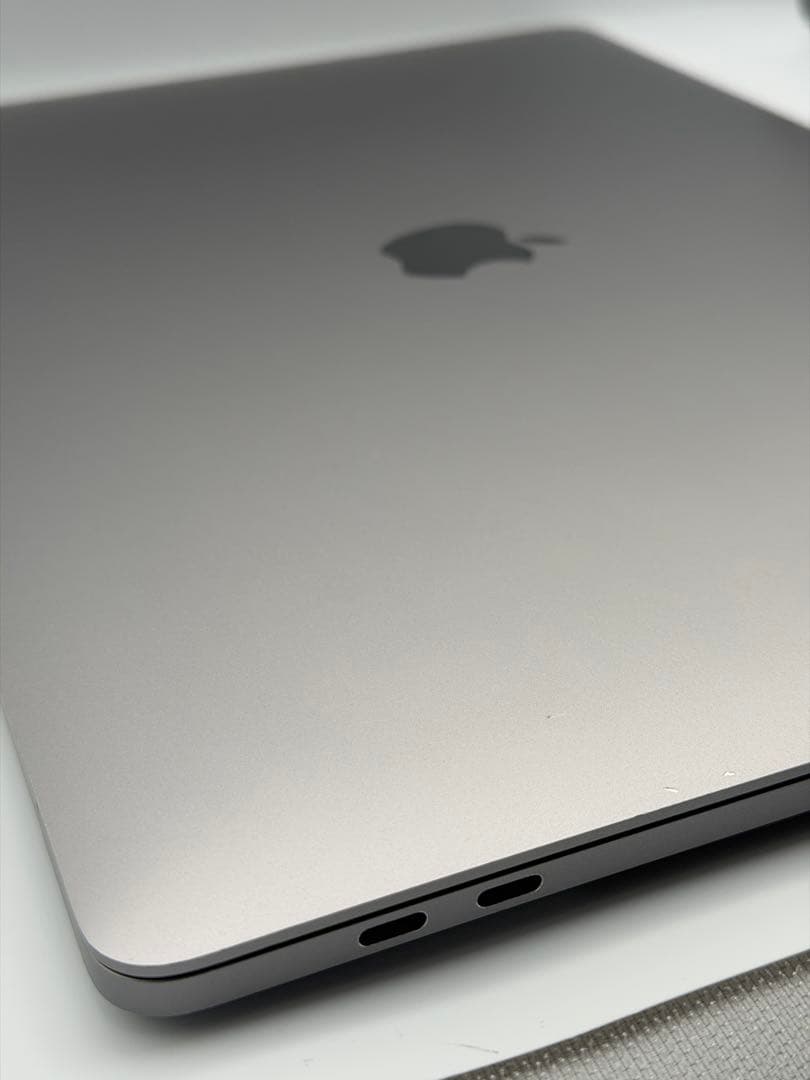 MacBook Pro 2019/ i7 6コア/16GB/ 555X 4GB