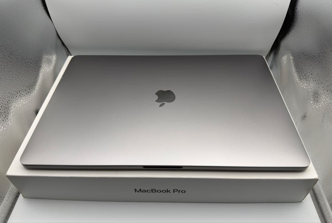 MacBook Pro 2019/ i7 6コア/16GB/ 555X 4GB