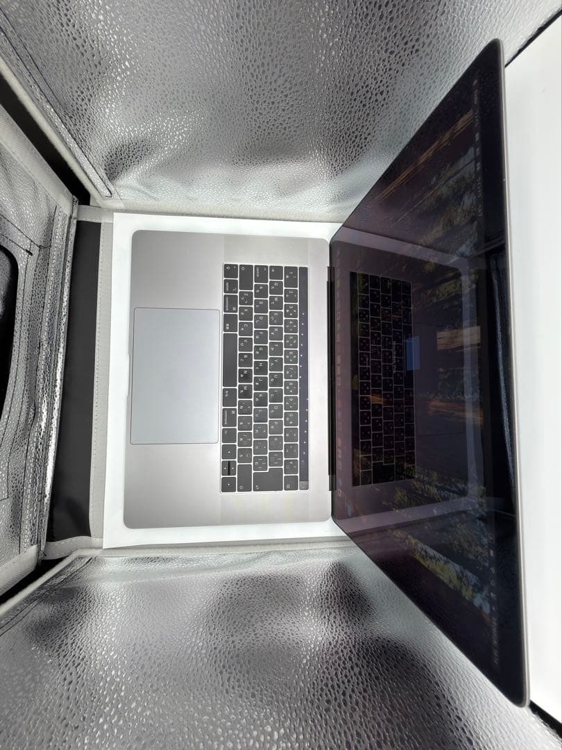 MacBook Pro 2019/ i7 6コア/16GB/ 555X 4GB
