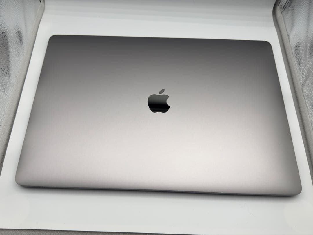 MacBook Pro 2019/ i7 6コア/16GB/ 555X 4GB