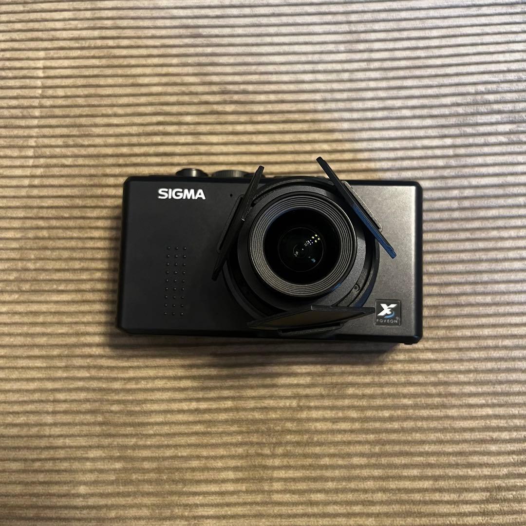【美品】SIGMA DP1s コンパクトデジタルカメラ　オートレンズキャップ付き