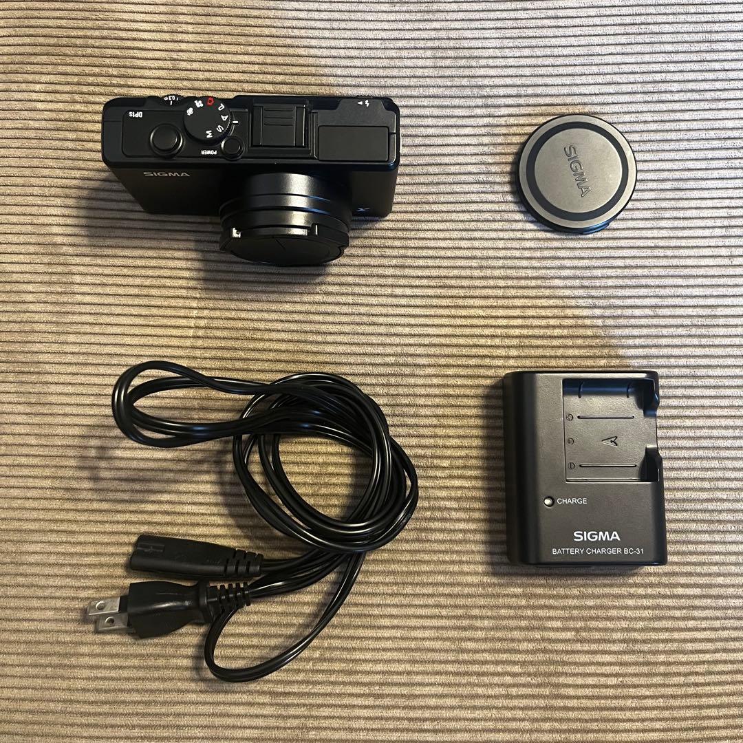 【美品】SIGMA DP1s コンパクトデジタルカメラ　オートレンズキャップ付き