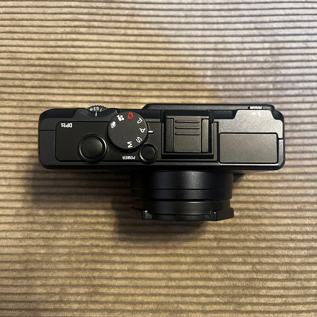 【美品】SIGMA DP1s コンパクトデジタルカメラ　オートレンズキャップ付き