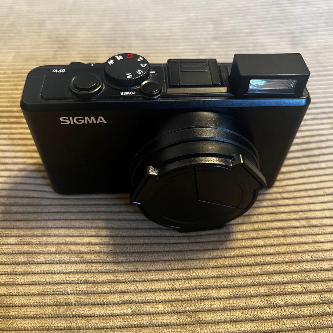 【美品】SIGMA DP1s コンパクトデジタルカメラ　オートレンズキャップ付き