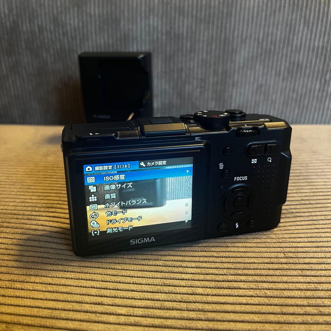 【美品】SIGMA DP1s コンパクトデジタルカメラ　オートレンズキャップ付き
