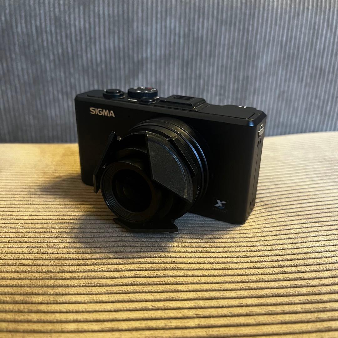 【美品】SIGMA DP1s コンパクトデジタルカメラ　オートレンズキャップ付き