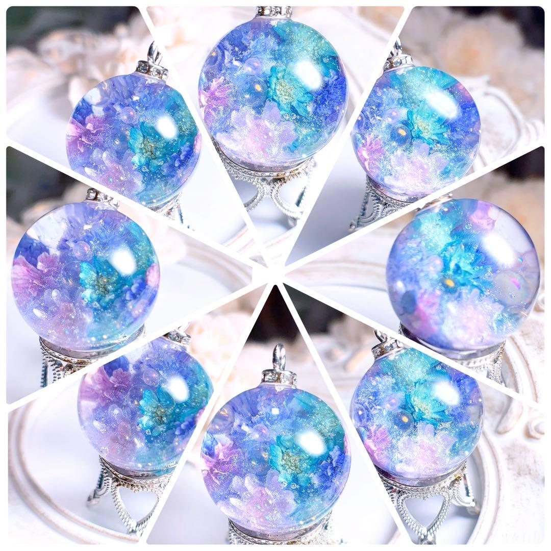 K010 レジン　ネックレス　キラキラ寒色系フラワーアレンジ球体2.6cm